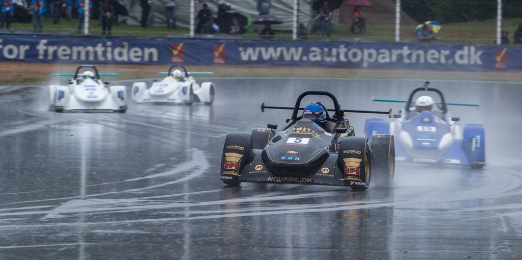 au2parts står også bag værkstedskæden autopartner, her i baggrunden bag et felt af Aquila Synergy-racere. Med sponsoratet af Aquila Synergy Cup kommer au2parts nu med i forgrunden!